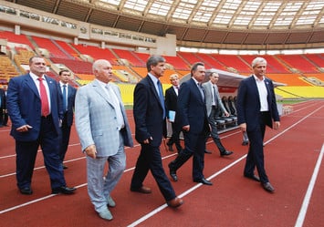 Юрий Лужков и Виталий Мутко  показывают «Лужники» комиссии FIFA