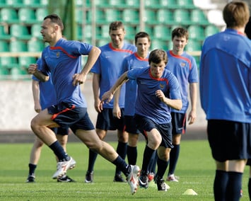 Футболисты сборной России на тренировке