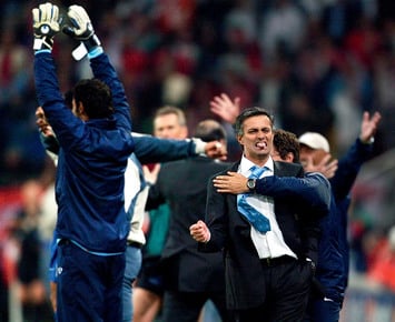 Эмоциональный Жозе Моуринью празднует свой первый успех в лиге – вместе с Porto