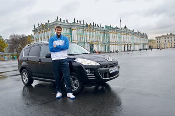На Дворцовой площади Санкт-Петербурга с автомобилем Peugeot 4007, в котором 198-сантиметровый Марин чувствовал себя вполне комфортно