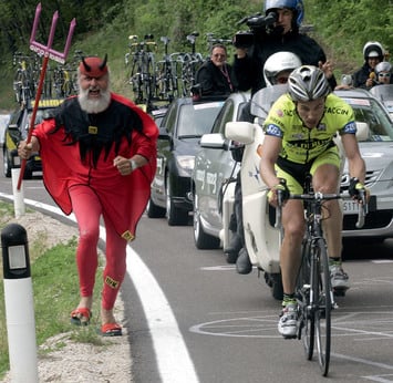 El Diablo – самый знаменитый болельщик в велоспорте – преследует Павла Тонкова