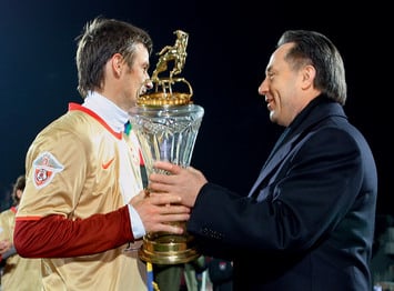 Виталий Мутко вручает Сергею Семаку кубок чемпиона России