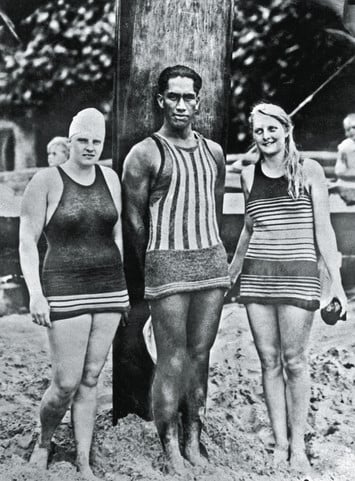 В перерывах между тренировками легендарные американские пловцы Дюк Каханамоку, Шарлотта Бойл и Этельда Блейбтри любили поиграть в волейбол на пляже