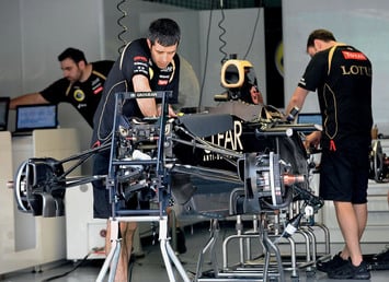 Механики Lotus колдуют над болидом Себастьяна Грожана