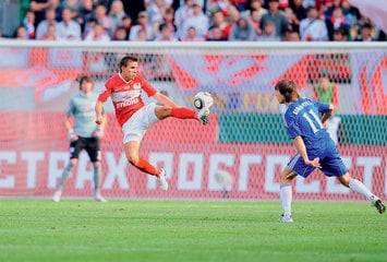 Томич Кирилл Ковальчук (справа) забил последний гол чемпионата