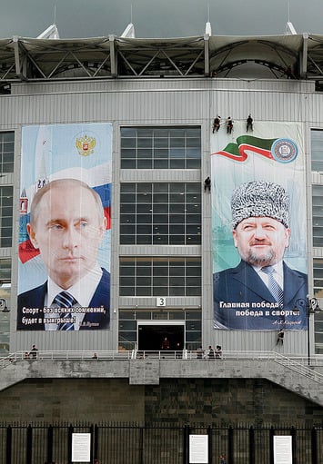 Такие плакаты вывесили на открытии стадиона в Грозном