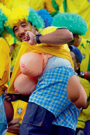 Бразильцы – законодатели мод не только на футбольном поле, но и на трибунах – именно у болельщиков из этой страны лучше всего получается эпатировать публику 