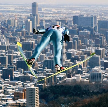 Японский прыгун на лыжах с трамплина Таку Такеучи летит над Саппоро