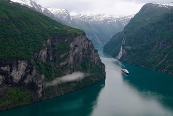 Фьорды – извилистые, глубоко врезающиеся в сушу морские заливы со скалистыми берегами – привлекают в Норвегию туристов со всего мира