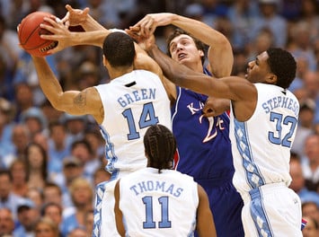 Уроженец Томска Александр Каун (в синей форме) постигал азы баскетбола в США, выступая в NCAA