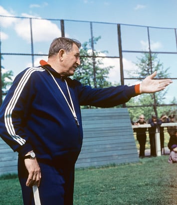 Легендарный тренер Михаил Якушин вошел в историю прежде всего как создатель тактической схемы «4+2+4», по которой играло его московское «Динамо»