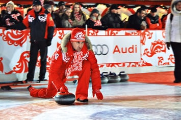 Актер Камиль Ларин играет в керлинг на Красной площади