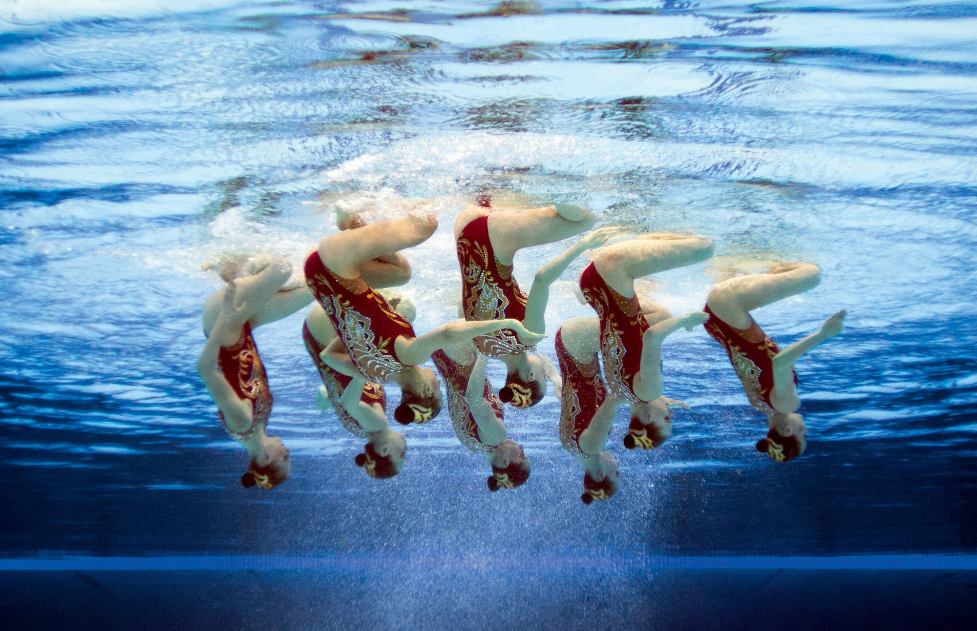 Синхронно диахронный. Синхронное плавание 1984. Фигурное плавание. Синхронистки под водой. Водный балет синхронное плавание.