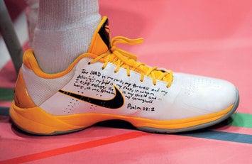 Баскетболист Крис Оливер написал текст псалма на кроссовке
