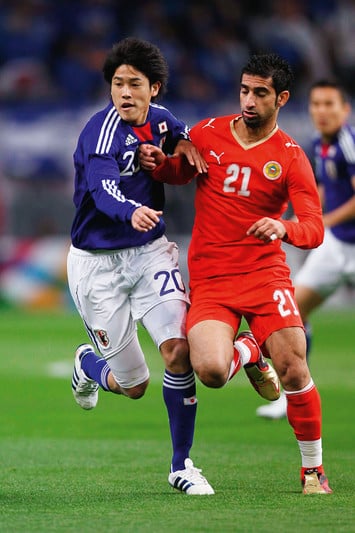 Ацуто Учида (слева)  в борьбе за мяч