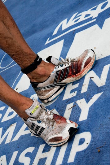 Британский триатлонист Джоэл Джеймисон истоптал ноги в кровь