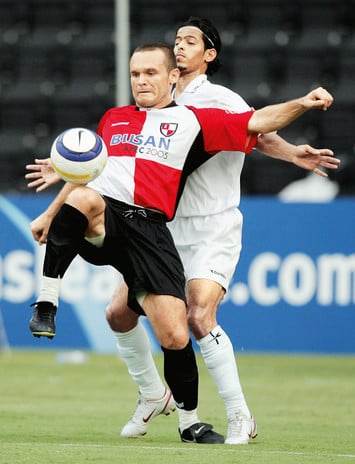 Полузащитник Busan I’Park Денис Лактионов в матче с катарским клубом Al-Sadd, 2005 г.