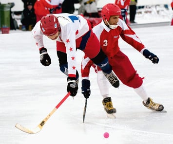 На чемпионате мира по хоккею с мячом встречаются команды Белоруссии и Норвегии