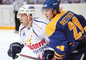 По ходу нынешнего сезона Юрий Бабенко (слева) перешел из «Металлурга» в СКА