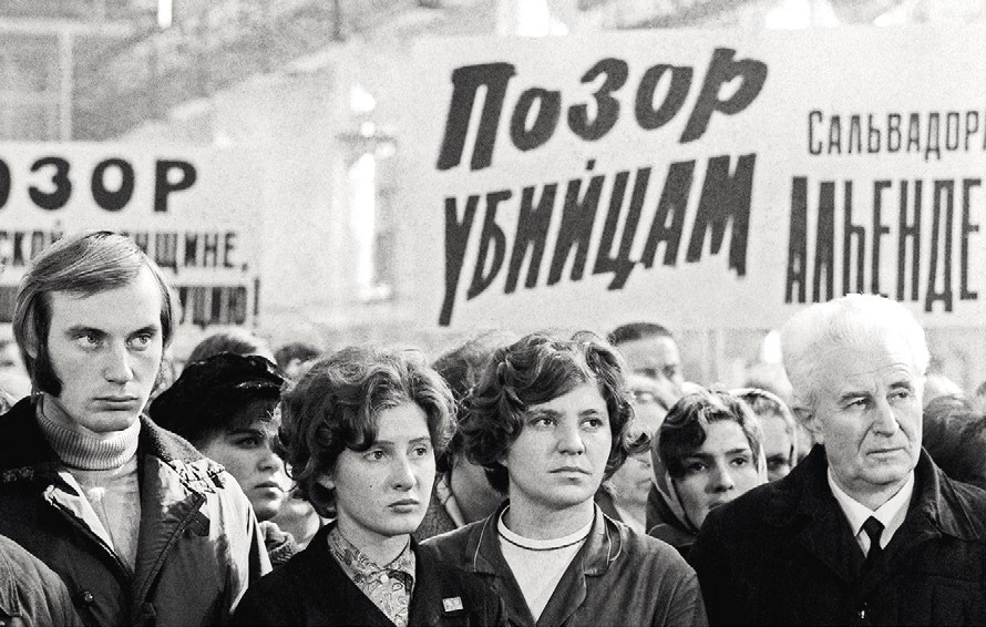 Участники митинга в СССР с плакатами в поддержку Сальвадора Альенде