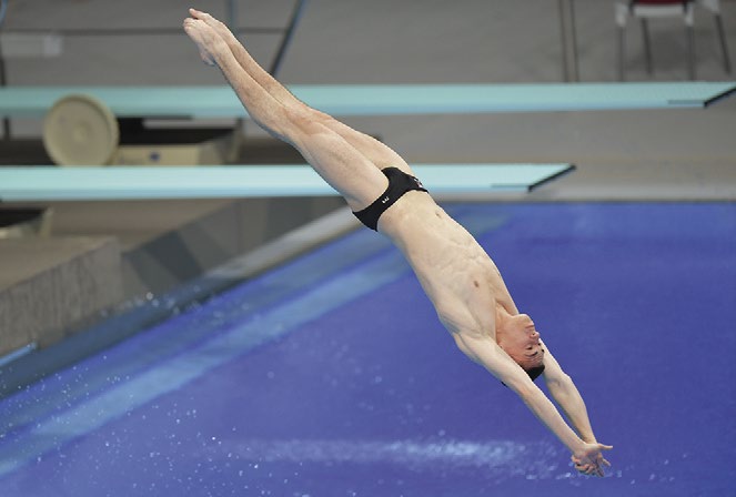 Руслан Терновой выполняет прыжок в воду