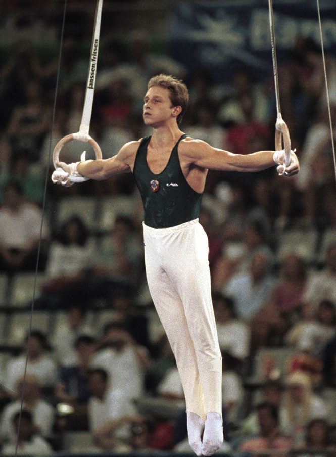 Виталий Щербо выполняет упражнение на кольцах на Олимпийских играх 1992 года в Барселоне