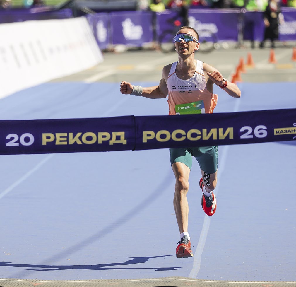 Владимир Никитин пересекает финишную ленту на Казанском марафоне