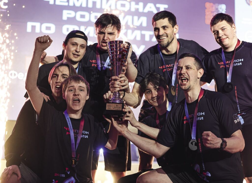 Команда с кубком на чемпионате России по фиджитал-спорту